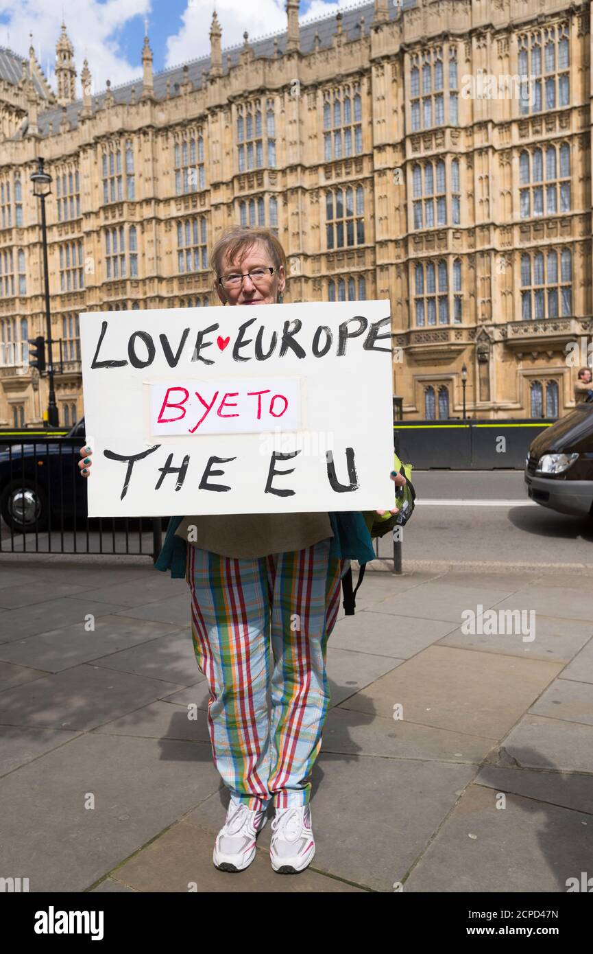 Befürworter des Brexit aus dem Parlament, nachdem Großbritannien in einem Referendum von gestern für den Austritt aus der Europäischen Union gestimmt hatte. Houses of Parliament, Westminster, London, Großbritannien. 24 Juni 2016 Stockfoto