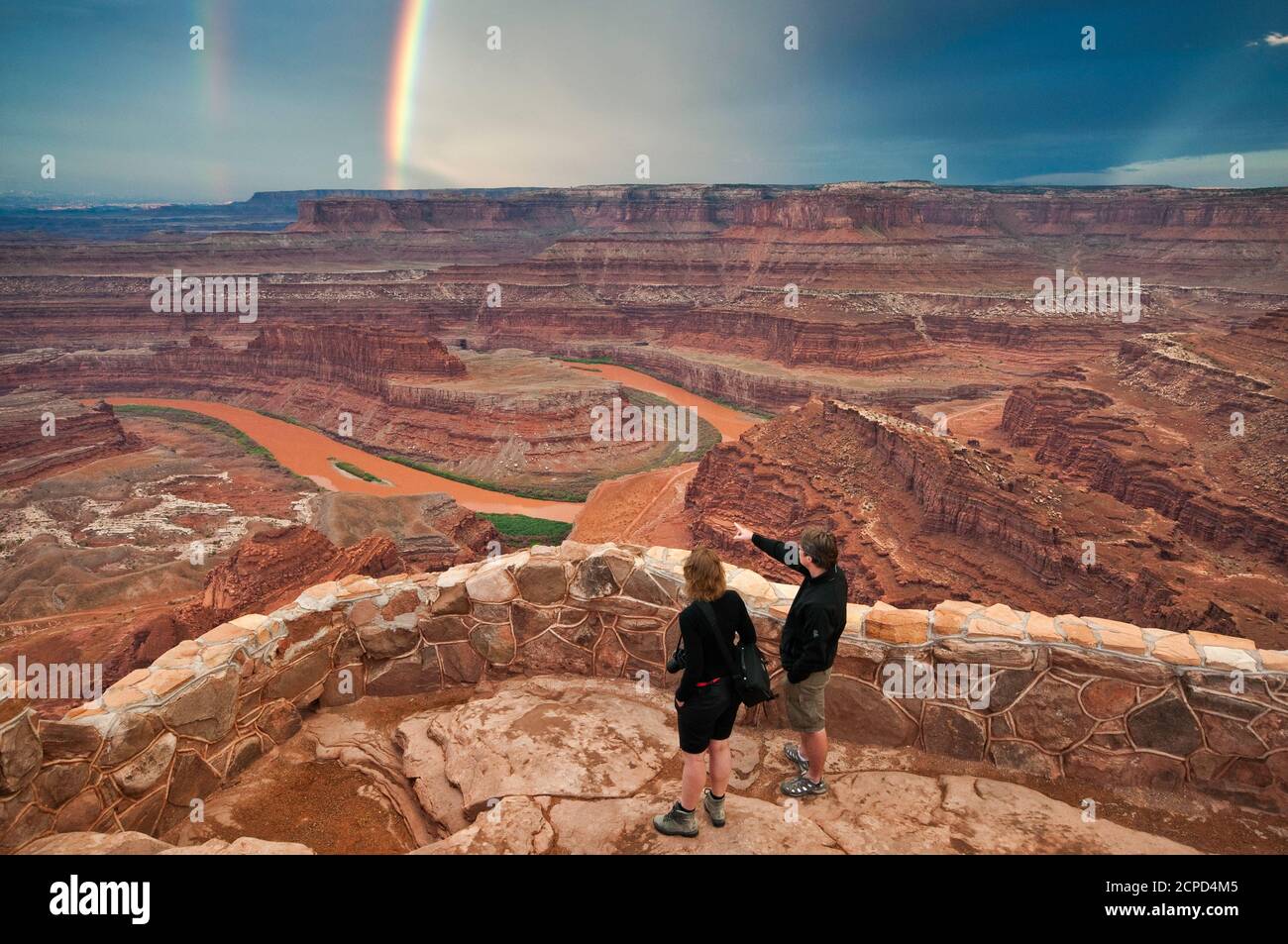 Touristen am Aussichtspunkt über Canyonlands und Colorado River mit Regenbogen nach Regen, Dead Horse Point State Park, Colorado Plateau, Utah, USA Stockfoto