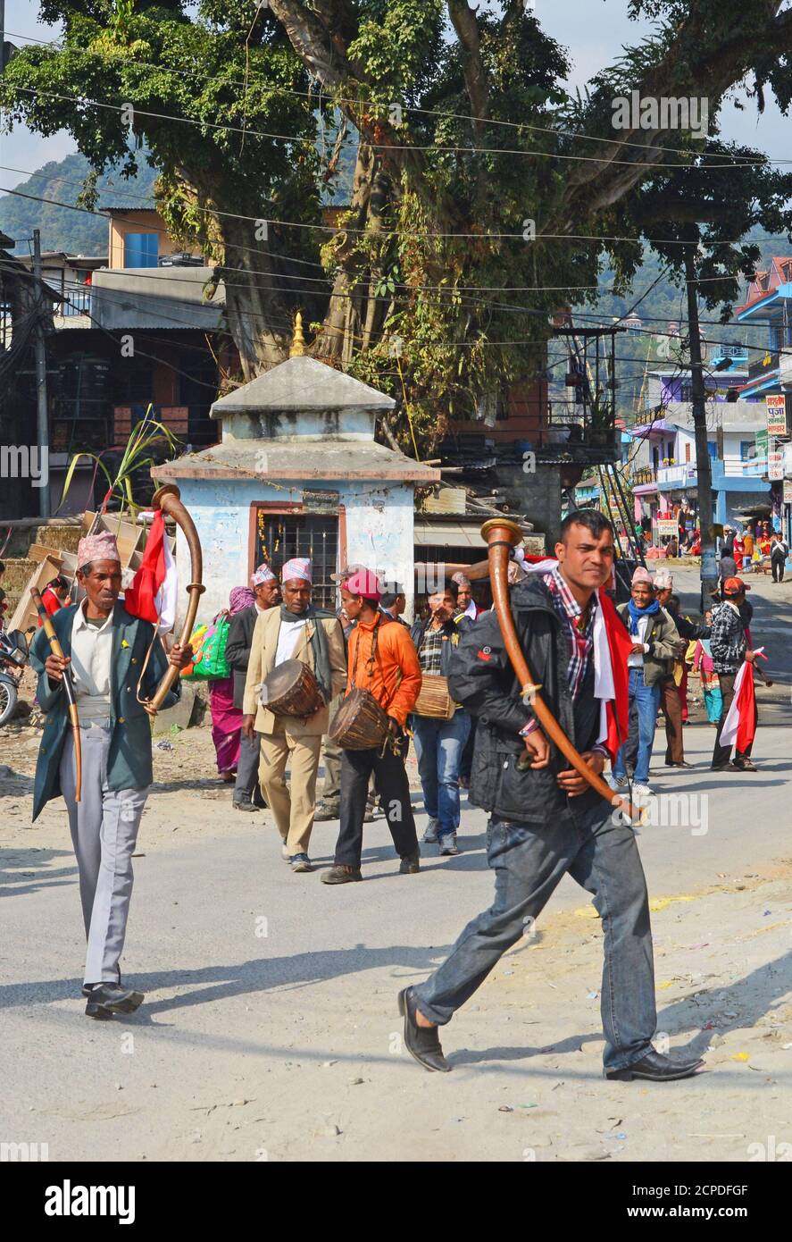 Parade in einem Dorf im Pokhara Tal, Nepal Stockfoto