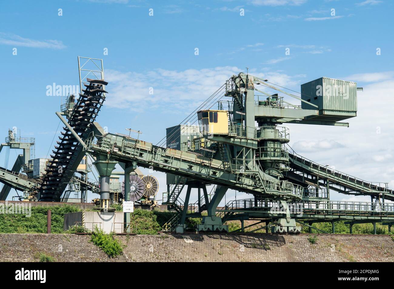 Duisburg, größter Binnenhafen der Welt, Krananlagen, Schiffsinsel Stockfoto