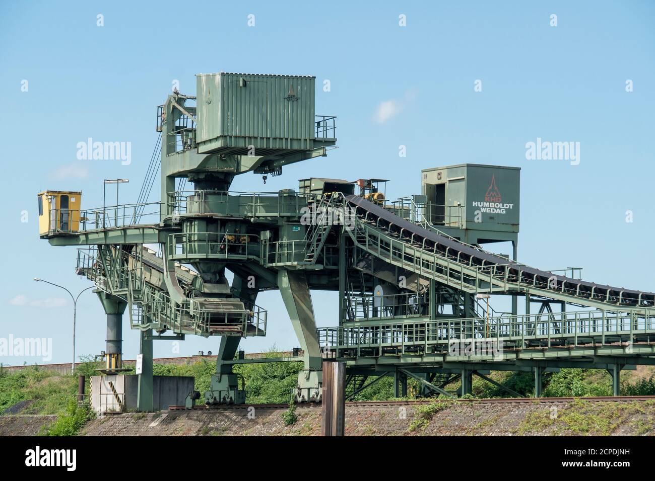 Duisburg, größter Binnenhafen der Welt, Krananlagen, Schiffsinsel Stockfoto