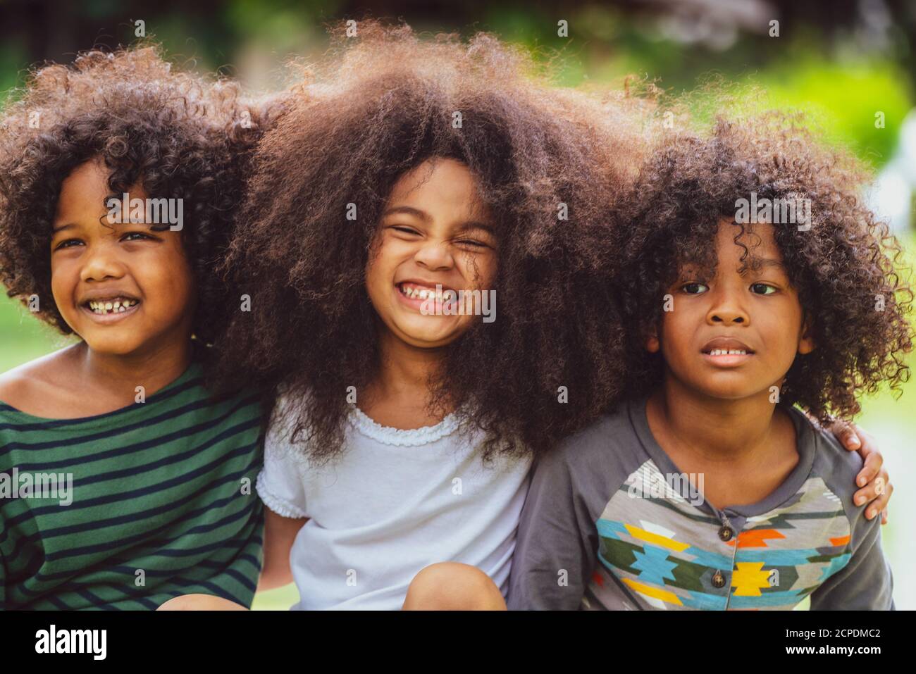 Happy African American Boy und Girl kids Gruppe auf dem Spielplatz in der Schule. Kinder Freundschaft und Bildung Konzept. Stockfoto
