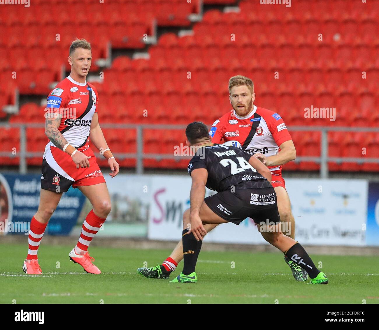 Kris Welham von Salford Red Devils sucht einen Weg An Jason Baitieri (24) von Catalans Dragons vorbei Stockfoto