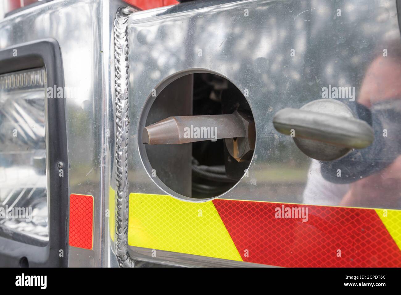 Eine spezielle Grasbrandsprühdüse, die im Kotflügel eines ländlichen Feuerwehrwagens in New South Wales montiert ist. Das Wasser wird aus einem Wasserbehälter an Bord gespeist Stockfoto