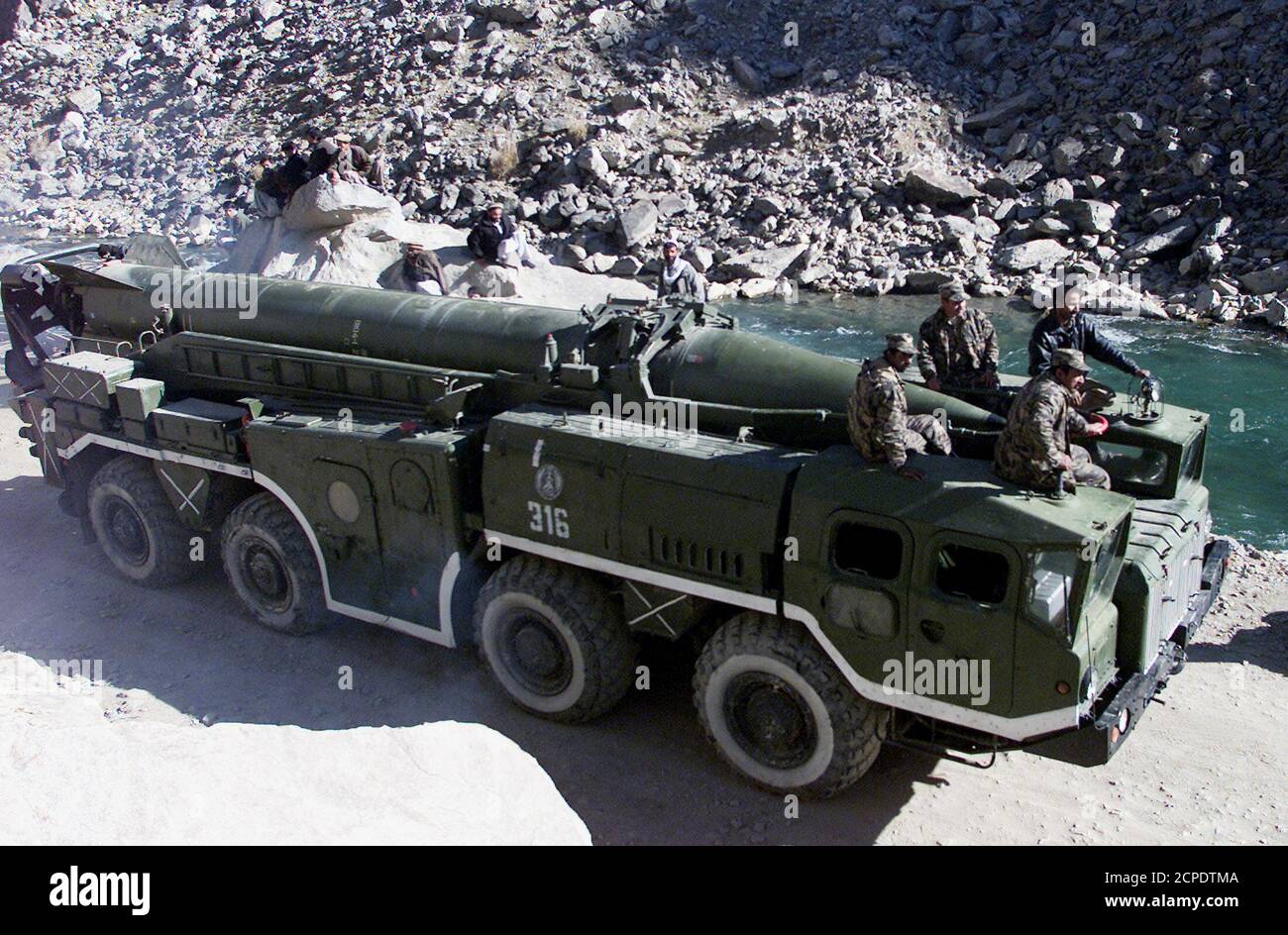 Afghanische Truppen des Verteidigungsministeriums fahren einen Lastwagen mit einer Scud-Rakete auf einer Straße im Panjsher-Tal in Afghanistan, 10. Dezember 2003. Die dominante Dschamiat-Fraktion der Region begann, im Rahmen einer Abrüstungsbemühungen der Regierung schwere Waffen zu übergeben. REUTERS/Ahmad Masood AM/TW Stockfoto