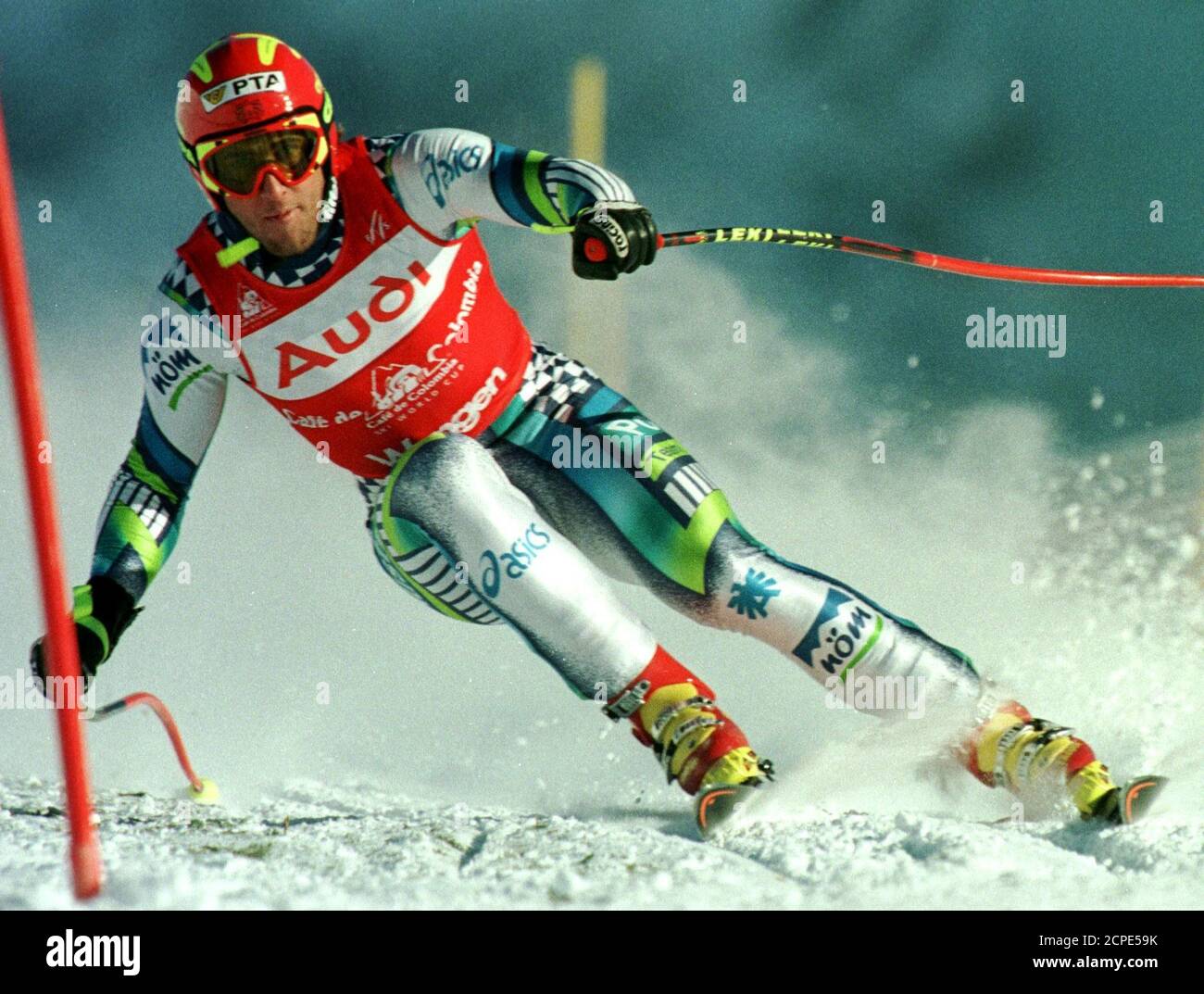 Andreas Schifferer aus Österreich fährt beim Männer-Weltcup-Downhill-Rennen  in Wengen im Januar 17 an einer Stange vorbei. Schifferer gewann das Rennen  in einer Zeit von 2:28.32. SPORT SKI ALPIN Stockfotografie - Alamy