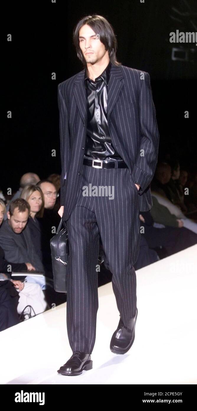 Ein Model trägt gestreifte blaue Hosen und Jacke über einem schwarzen Hemd  auf der Kenneth Cole Spring 2000 Fashion Show in New York am 3. Februar.  Designer von Herren und Damen Mode
