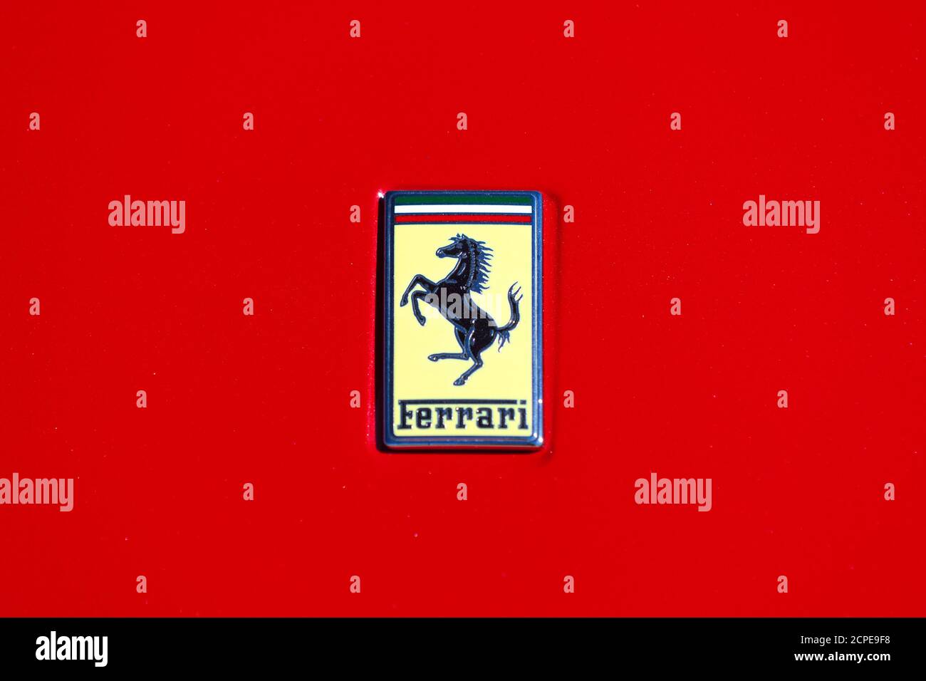 Chantilly, Frankreich - Oktober 30 2016: Das berühmte tanzende Pferd Ferrari Emblem befindet sich vor dem Auto des Sports. Stockfoto