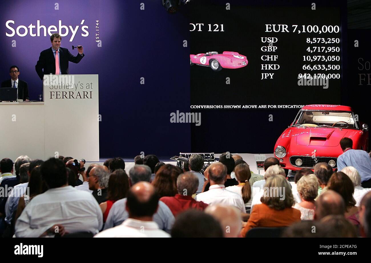 Der Versteigerer Schliesst Die Auktion Fur Einen 1958 Ferrari 412 S Als Es Die Top Preis Des es Bei 7 100 000 Euro 8 573 250 Wahrend Der Sotheby S Bei Ferrari Auktion In Maranello 28 Juni 05 Der Versteigerer Schliesst Die Auktion Fur Einen 1958 Ferrari 412 S Als Es Die Top Preis Des es Bei 7 100 000 Euro 8 573 250 Wahrend Der Sotheby S Bei Ferrari Auktion In Maranello 28 Juni 05