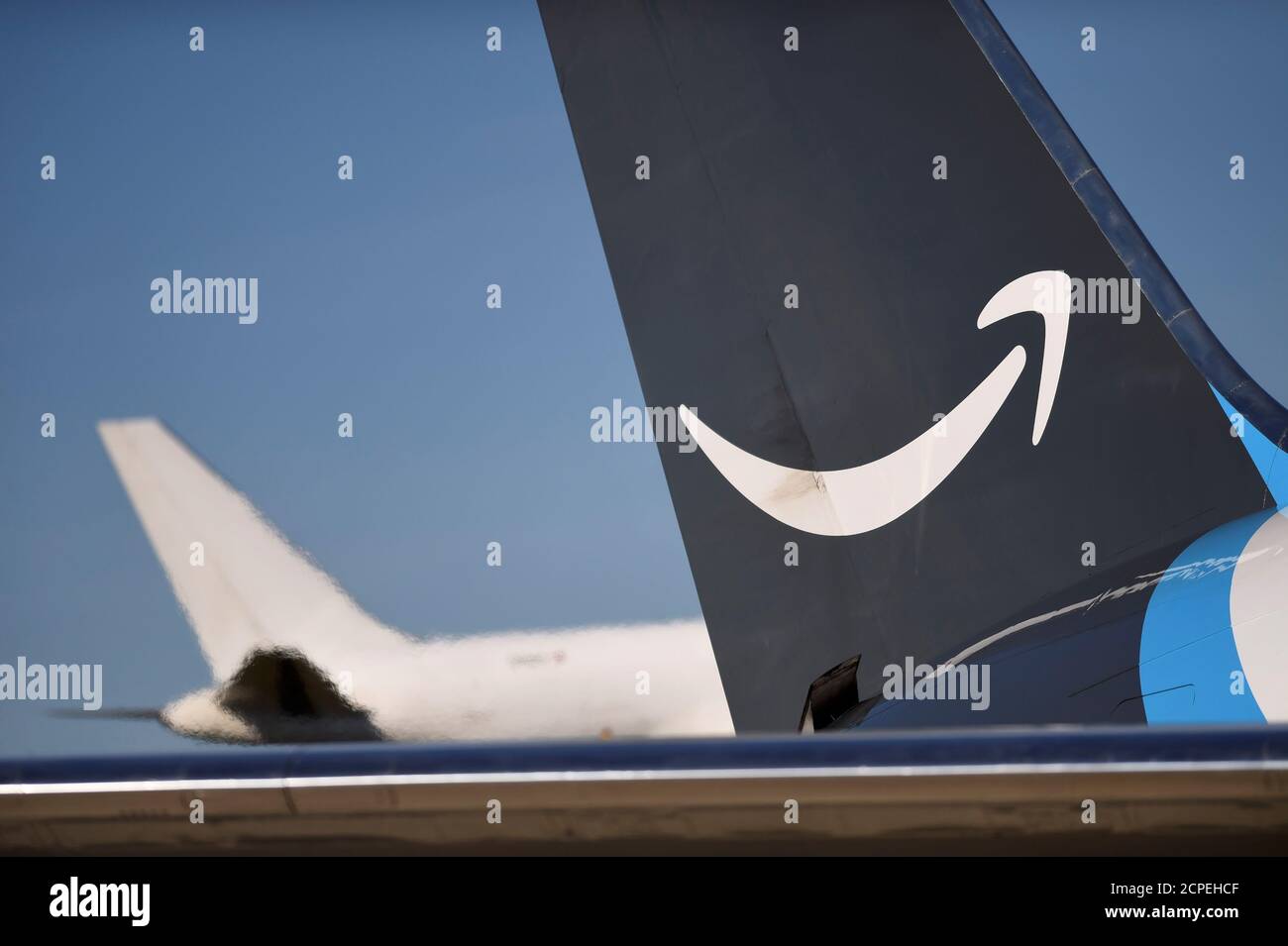 Ein Großraumflugzeug mit Amazon Prime Logo prangt wird am Lehigh Valley  International Airport in Allentown, Pennsylvania, USA 20. Dezember 2016  entladen. Bild 20. Dezember 2016. Entsprechend Einblick AMAZON.COM-Versand  / REUTERS/Mark Makela ...