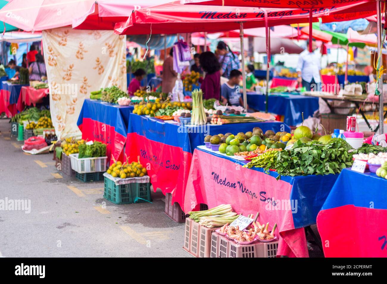 Lebensmittel verkauft auf einem Open-Air-Markt in Kuching, Malaysia Stockfoto