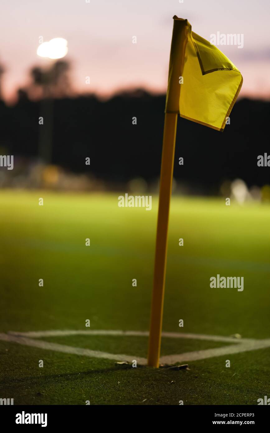 Cornerflag im Fußballstadion mit Flutlicht am Abend Stockfoto