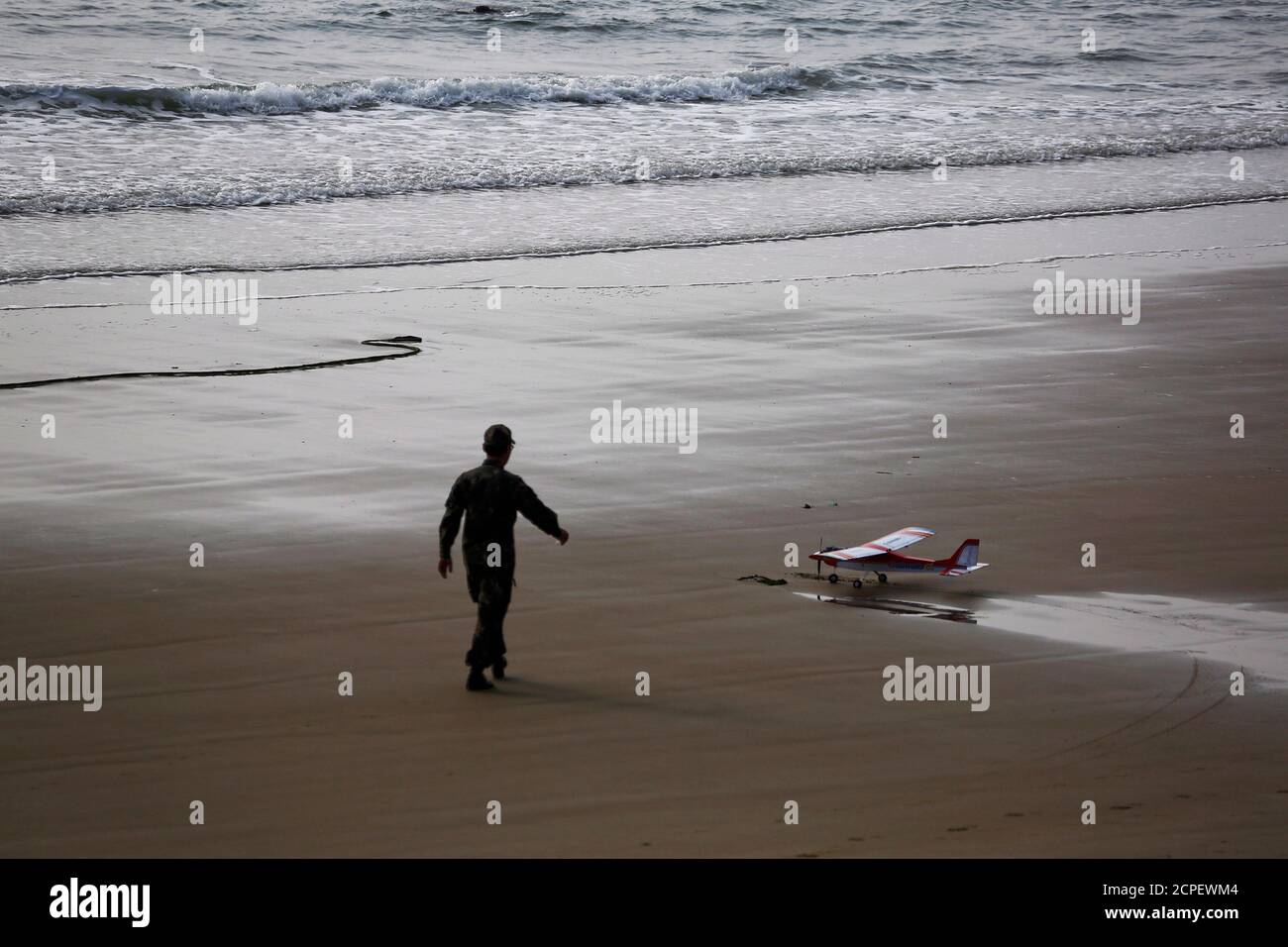 Abgesturztes Flugzeug Am Strand Insel Verloren Saison 1 2004 Stockfotografie Alamy