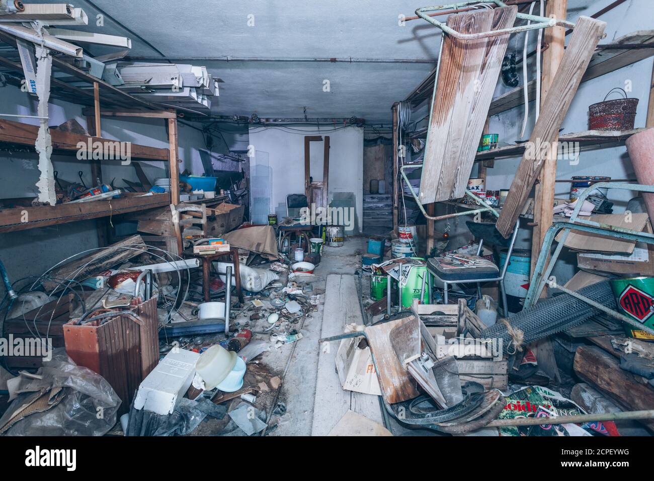 Haufen Zimt, Müll, alte verlassene Zimmer Stockfoto