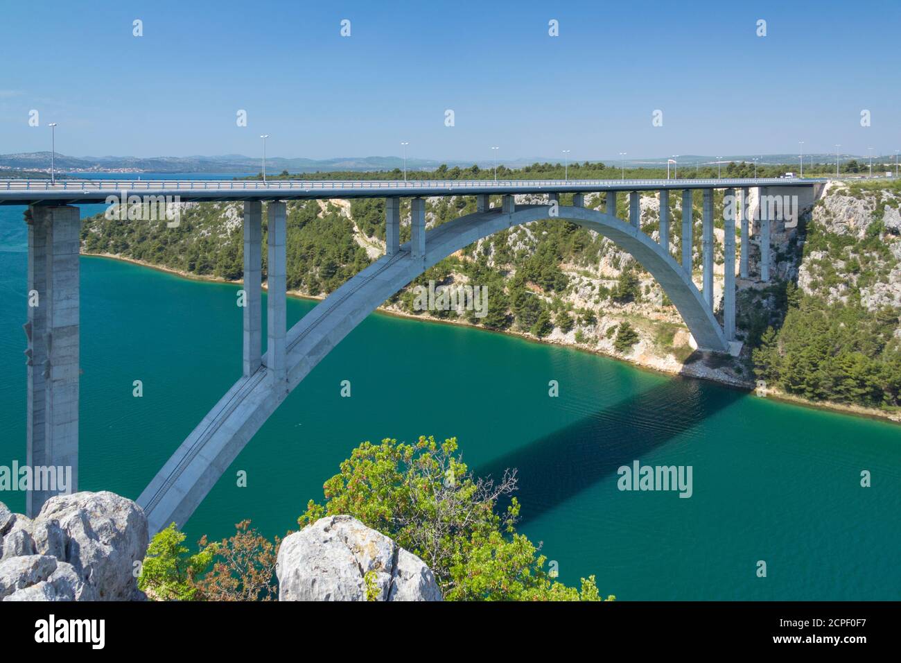 Eine Autobahn Brücke über den Fluss Krka in der Nähe der Stadt Trogir, Šibenik-Knin, Kroatien Stockfoto