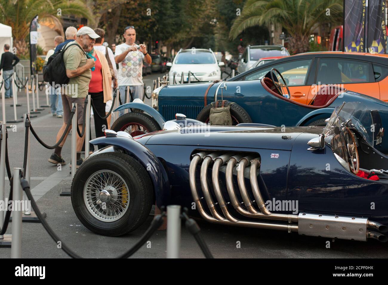 Oldtimer jaguar mit sechs glänzend gebogenen Auspuffrohren. Stockfoto