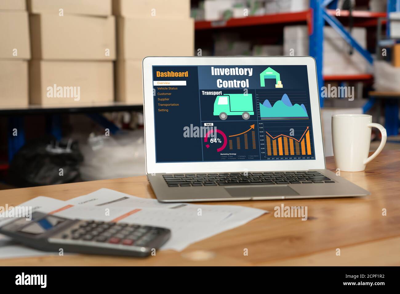 Warehouse Management Software-Anwendung im Computer für die Echtzeit-Überwachung der Warenpaketlieferung . PC-Bildschirm mit Smart Inventory Dashboard Stockfoto