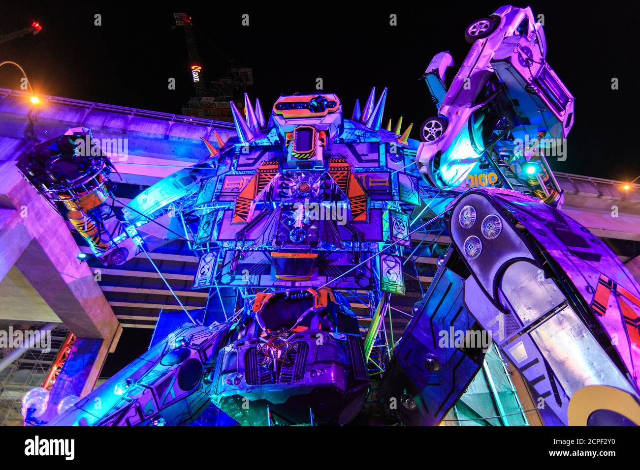 Riesiges Modell eines Roboters mit einem Auto, Teil der Ausstellung „Robot Spaceland“ beim jährlichen „Vivid Sydney“-Festival. Sydney, Australien, Mai 27 2019 Stockfoto