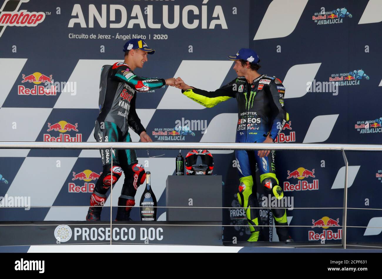 MotoGP - Andalucia Grand Prix - Circuito de Jerez, Jerez, Spanien - 26. Juli 2020 Fabio Quartararo von Petronas Yamaha SRT feiert auf dem Podium nach dem ersten Platz mit dem dritten Platz von Monster Energy Yamaha Valentino Rossi REUTERS/Jon Nazca Stockfoto