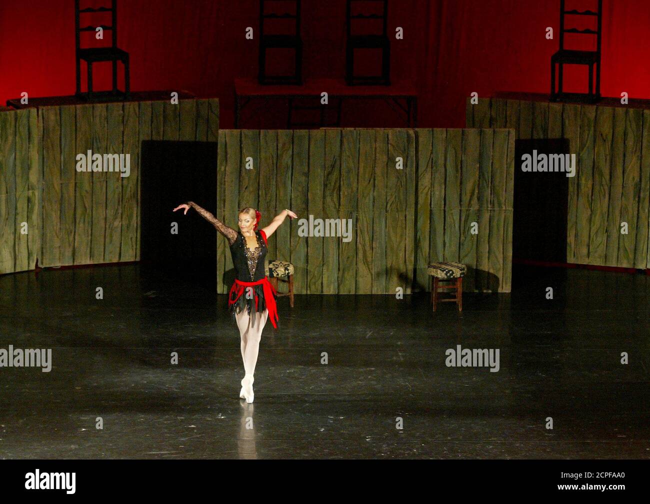 Die russische Ballerina Anastasia Wolochkova tanzt die Hauptrolle in Rodion  Shchedrins Carmen-Suite-Ballett nach Bizet am Opernhaus der Ukraine in  Kiew, Ende 4. Oktober 2003. Volochkova sagte am 1. Oktober, ihre Karriere  war