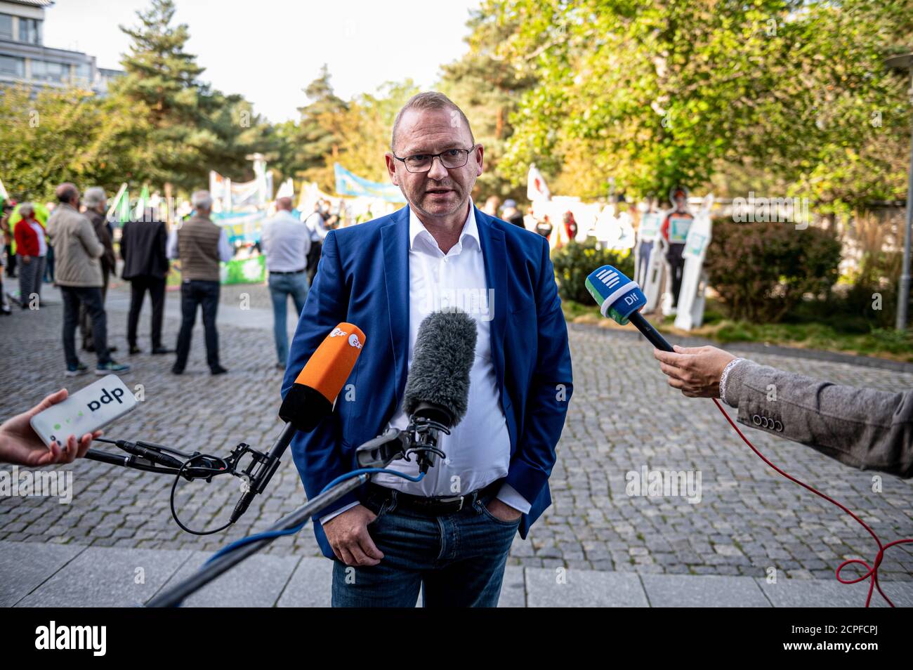 Potsdam, Deutschland. September 2020. Frank Werneke, Präsident der United Services Union (Verdi), gibt vor Beginn der zweiten Tarifverhandlungsrunde im öffentlichen Sektor auf Bundes- und Kommunalebene eine Erklärung ab. Quelle: Fabian Sommer/dpa/Alamy Live News Stockfoto