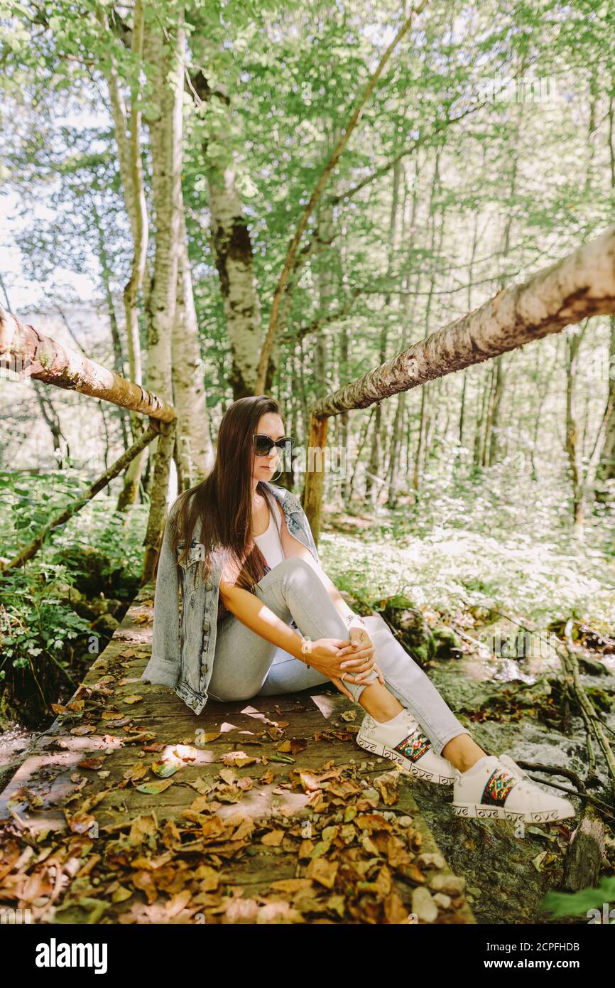 Frau entspannen im Herbstwald Stockfoto