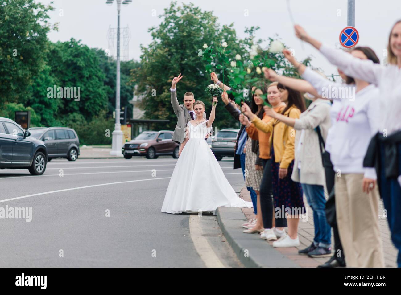 Weißrussland, Minsk - 13. September 2020. Hochzeitspaar in der Stadt während der Proteste in Weißrussland. Präsidentschaftswahlen. Stockfoto