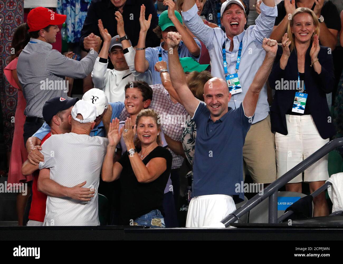 Tennis - Australian Open - Herren Einzel Finale - Rod Laver Arena,  Melbourne, Australien, 28. Januar 2018. Mirka Federer, Ehefrau des  Schweizer Roger Federer und Trainer Ivan Ljubicic feiern in der Spielerbox,