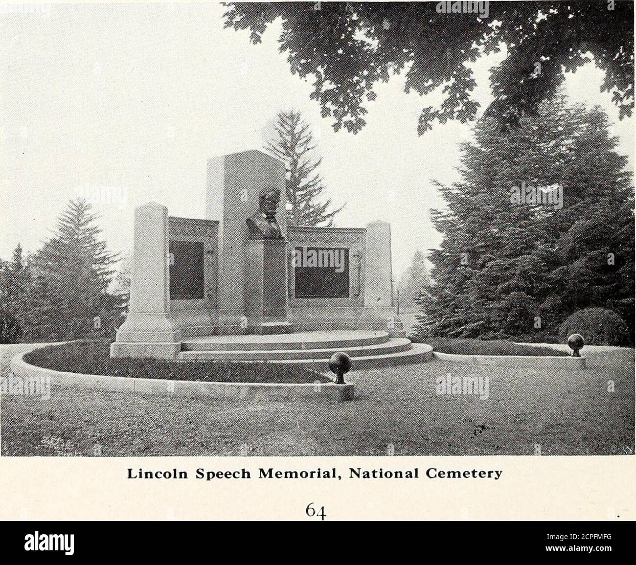 . Gettysburg : die Geschichte der Schlacht von Gettysburg und das Feld beschrieben, wie es auf dem fünfzigsten Jahrestag ist, 1863-1913 . lFriedhof. 63 die verschiedenen Staaten, die von den Truppen des Engagements vertreten werden, sind herzlich in die Idee eingetreten, Und im August 17 hatten fünfzehn von ihnen Hilfe für das Projekt zugesagt.Wills kaufte den alten Apfelgarten, der mit Regiewaffen ausgestattet war, zu einem Preis von 2475.87 Dollar und der Titel wurde im Namen des Staates Pennsylvania übernommen. Das Anwesen bestand aus 17 Hektar. Plote wurden angelegt und verteilt auf die verschiedenen Staaten, die Vereinigten Staaten Stammgäste und die unbekannten Toten Stockfoto