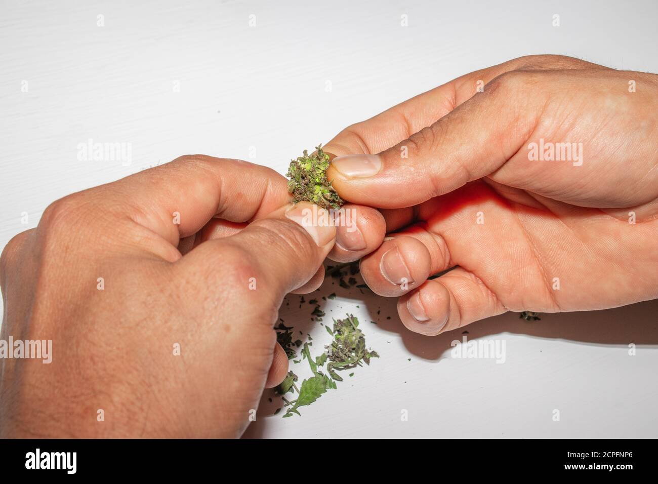 Nahaufnahme Porträt eines kaukasischen Mannes Rollen und Rauchen Eine Marihuanazigarette Stockfoto
