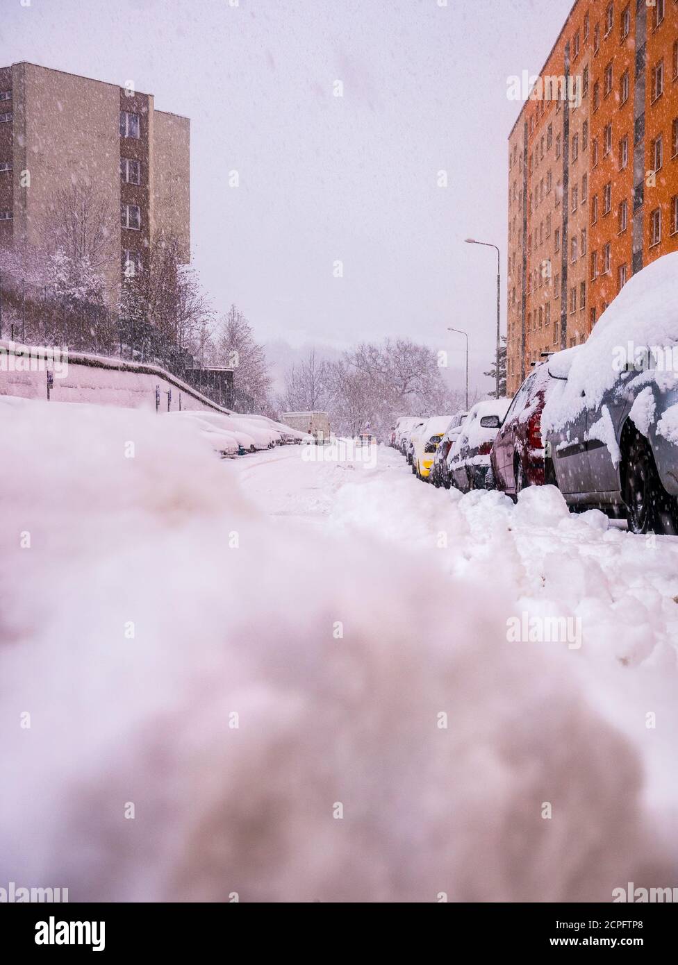 Schneefall in der Stadt auf der Straße - Schneefall In Bewegung geraten Stockfoto