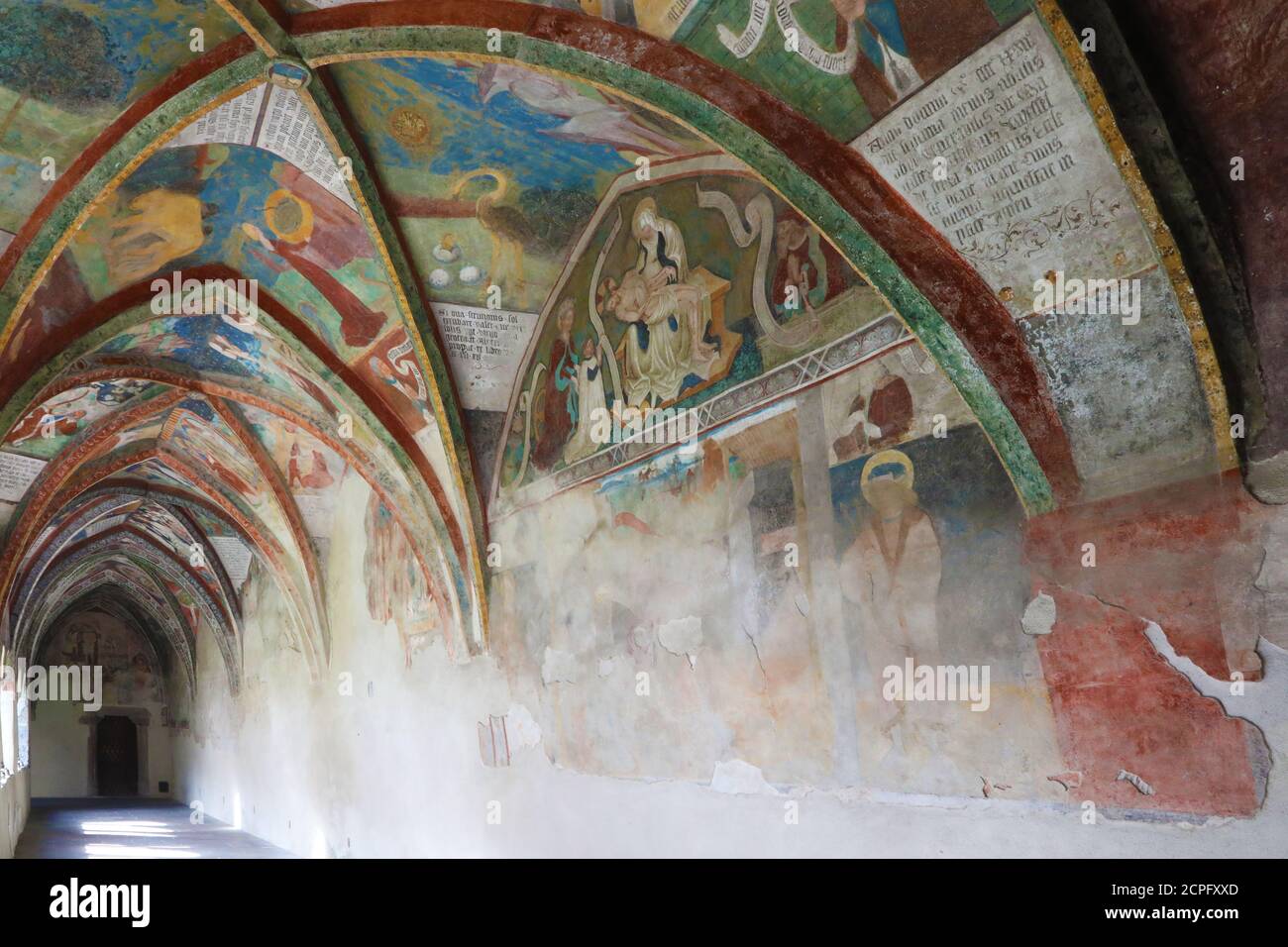 Antiker Portikus mit religiösen Fresken in Brixen, Italien Stockfoto