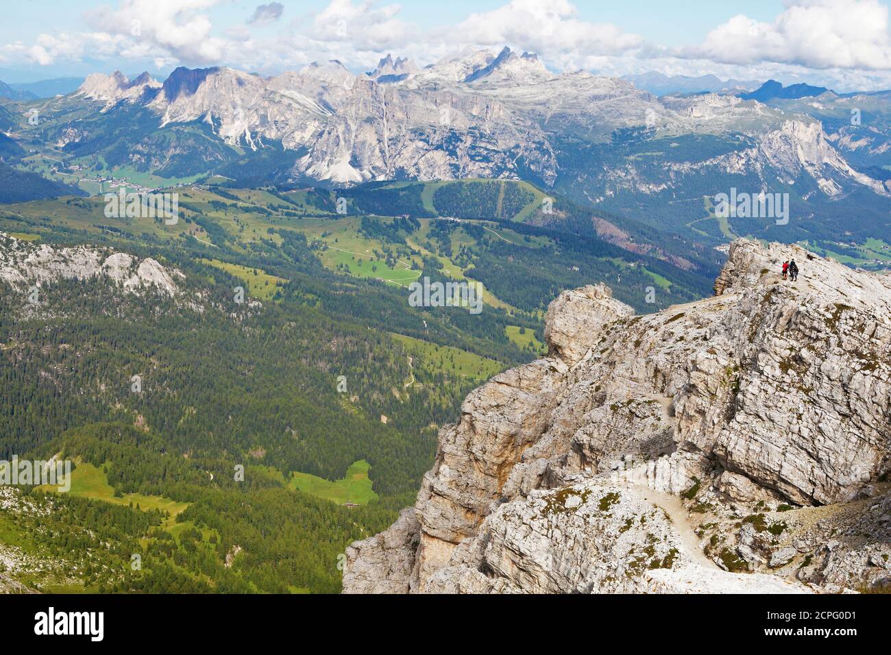 Wanderer und wunderbares Panorama in den italienischen Alpen Stockfoto
