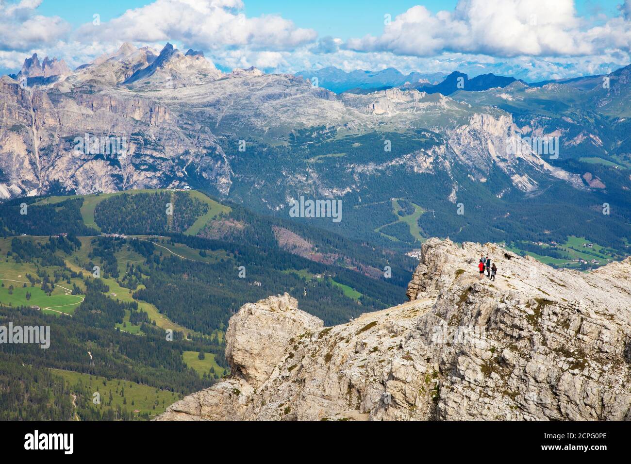 Wanderer und erstaunliches Panorama in den italienischen Alpen Stockfoto