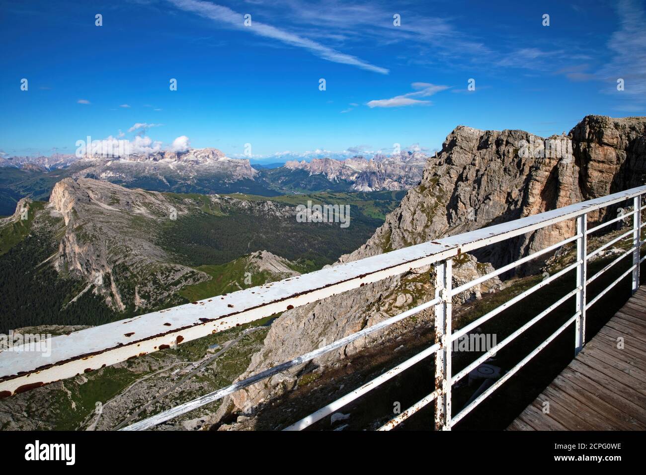 Landschaft der italienischen Alpen von Rifugio Lagazuoi Stockfoto