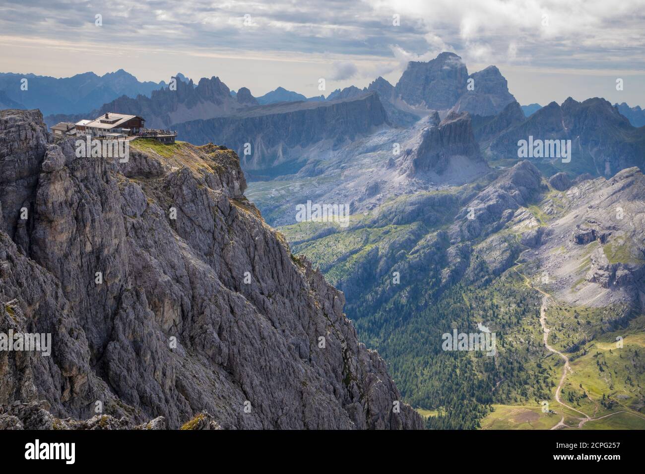 Rifugio Lagazuoi und Landschaft der italienischen Alpen Stockfoto