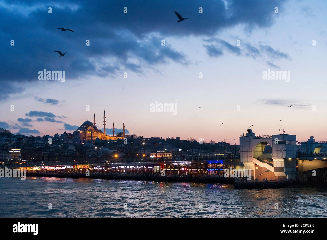Türkei, Istanbul, Bosporus, Fähre Üsküdar-Eminönü, Restaurants auf der Galata-Brücke Stockfoto