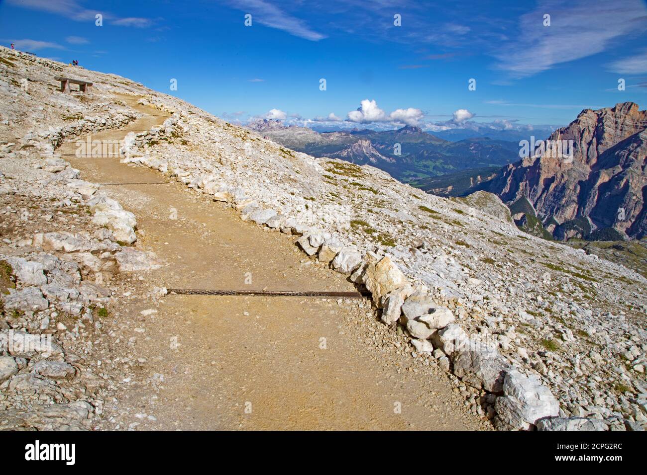 Wanderweg in der Nähe des Rifugio Lagazuoi in den italienischen Alpen Stockfoto