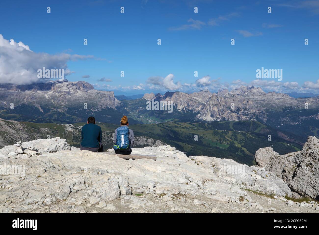 Junges Paar, das ein wunderbares Panorama in den italienischen Alpen bewundert Stockfoto