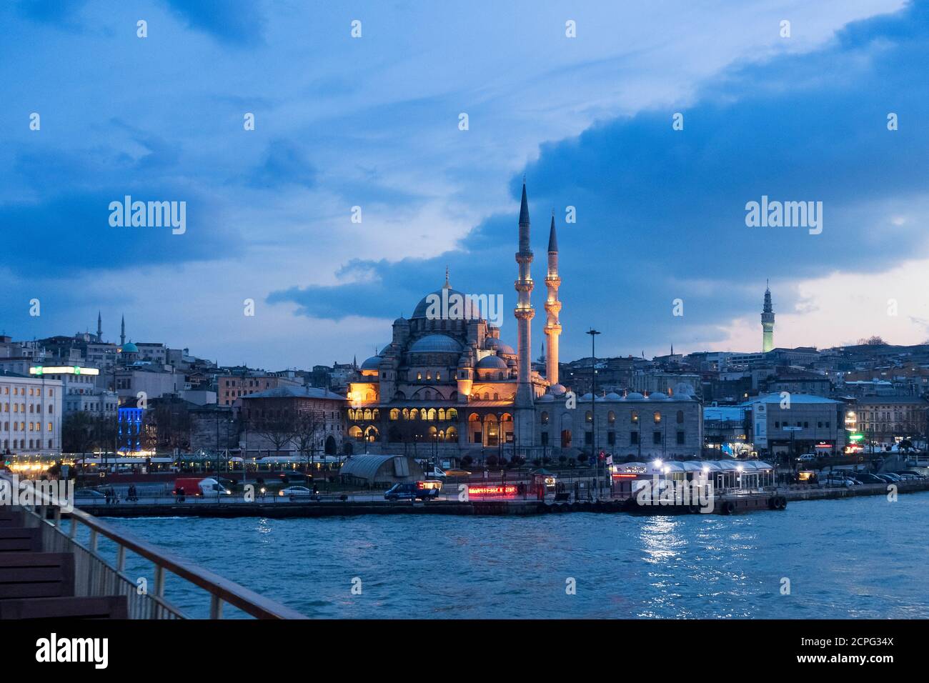 Türkei, Istanbul, Bosporus, Fähre Üsküdar-Eminönü (von Asien nach Europa), blaue Stunde Stockfoto