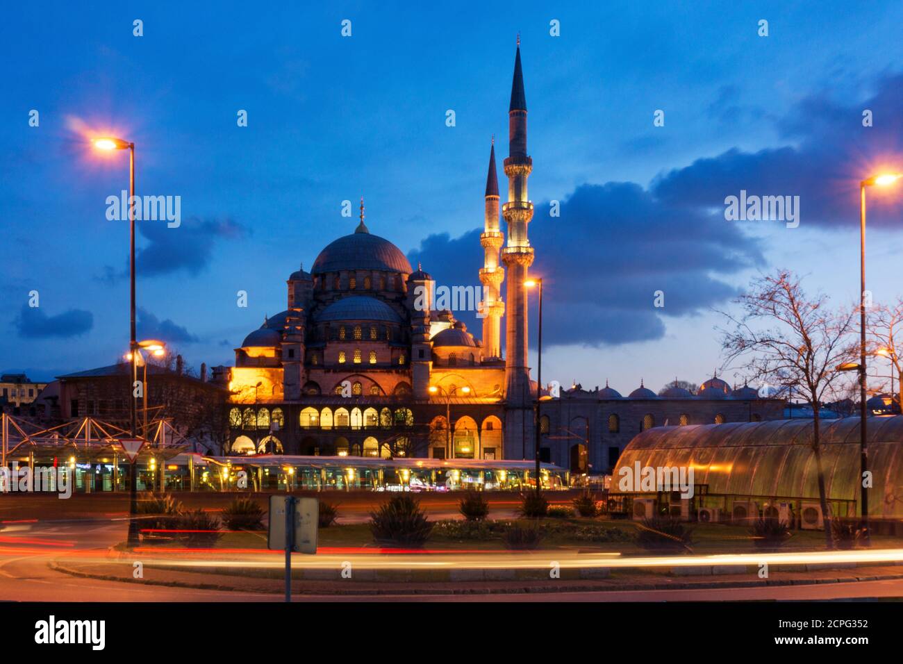 Türkei, Istanbul, Eminonu, Yeni Moschee, blaue Stunde Stockfoto