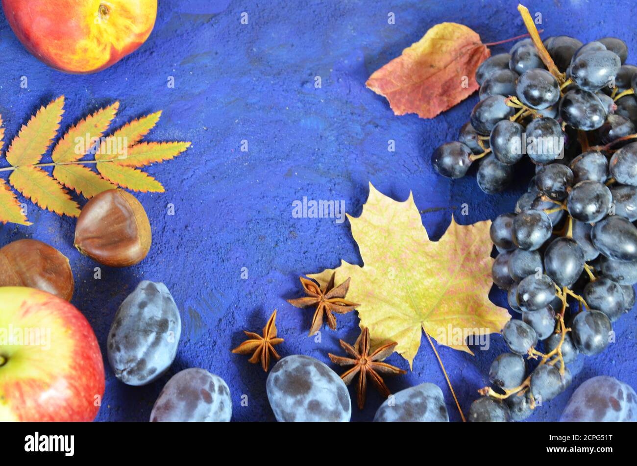 Herbstlese, Trauben, herbstliche Blätter, Äpfel, Pflaumen, Zimt, Anis ...