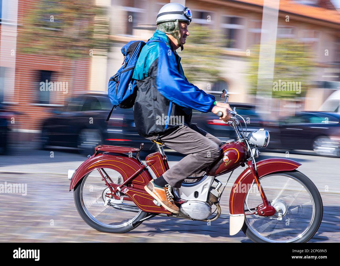 Gadebusch, Deutschland. September 2020. Ein Teilnehmer des 16. Treffens mit Mopeds der Marke Simson aus DDR-Produktion fährt durch die Kleinstadt im Landkreis Nordwest-Mecklenburg. (Aufnahme mit längerer Belichtungszeit) bis zu 800 historische Zweiräder werden auf der Tour erwartet. Quelle: Jens Büttner/dpa-Zentralbild/dpa/Alamy Live News Stockfoto