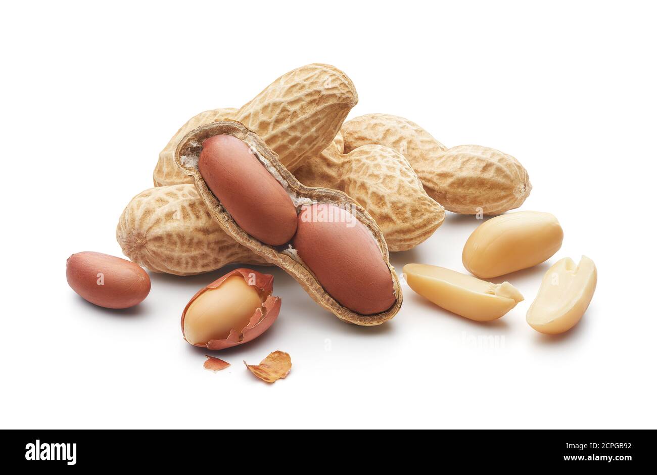 Gruppe von geschälten, ungeschälten und geöffneten Schalenerdnüssen isoliert auf weißem Hintergrund - Clipping Pfad enthalten Stockfoto