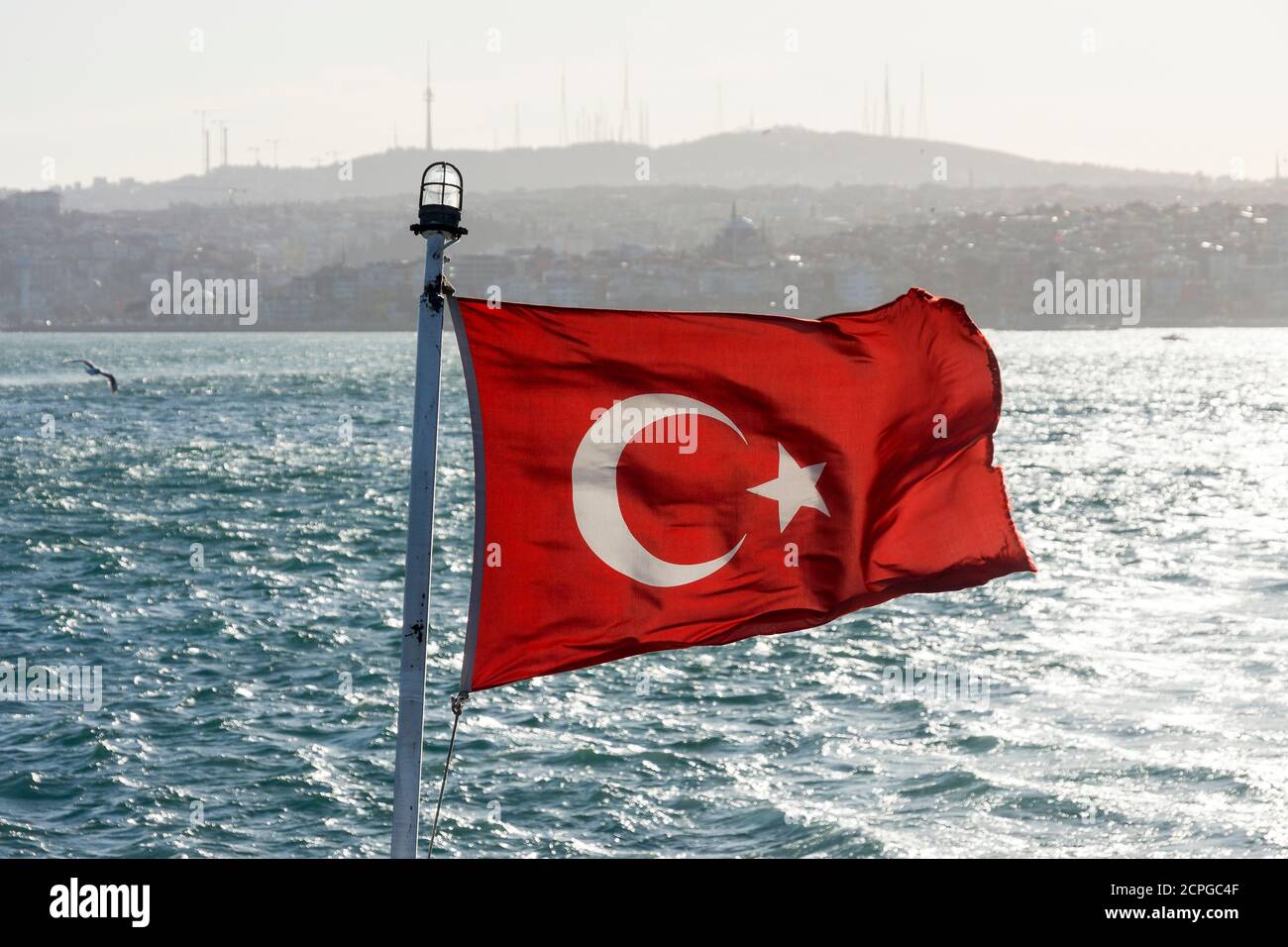Türkei, Istanbul, Bosporus, Fähre, türkische Flagge, Ikonenbild Stockfoto