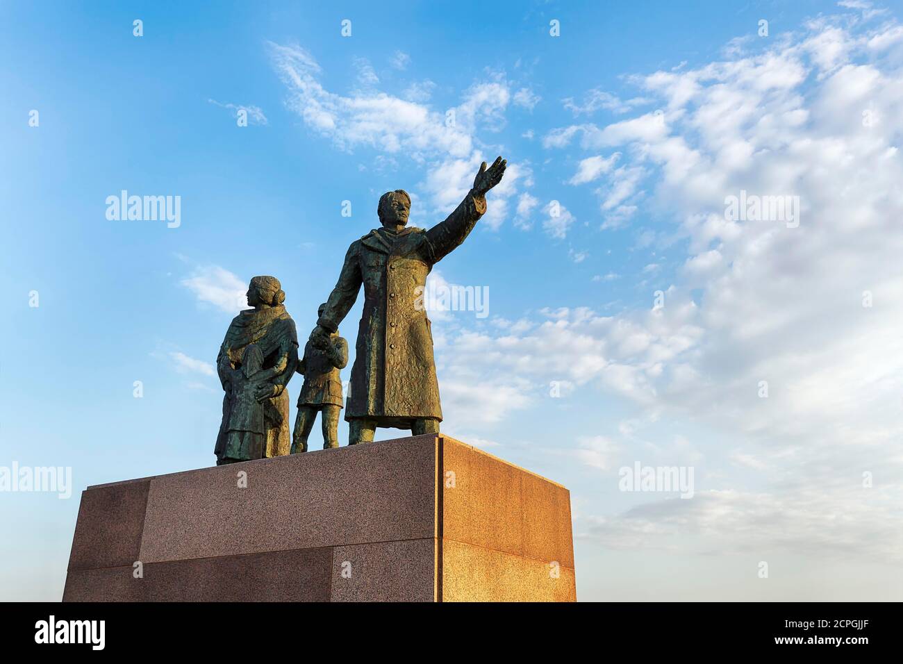 Auswandererdenkmal, Skulptur einer Auswandererfamilie aus Bronze, Mann steht nach vorne, Frau blickt zurück, Bildhauer Frank Varga, Seebäderkaje, Neuer Ha Stockfoto