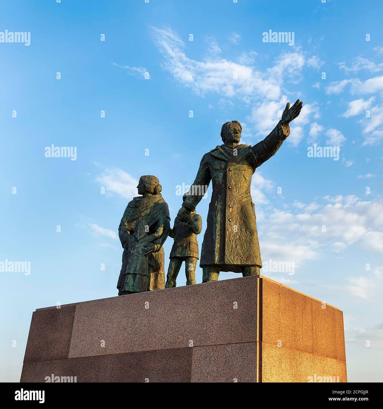 Auswandererdenkmal, Skulptur einer Auswandererfamilie aus Bronze, Mann steht nach vorne, Frau blickt zurück, Bildhauer Frank Varga, Seebäderkaje, Neuer Ha Stockfoto