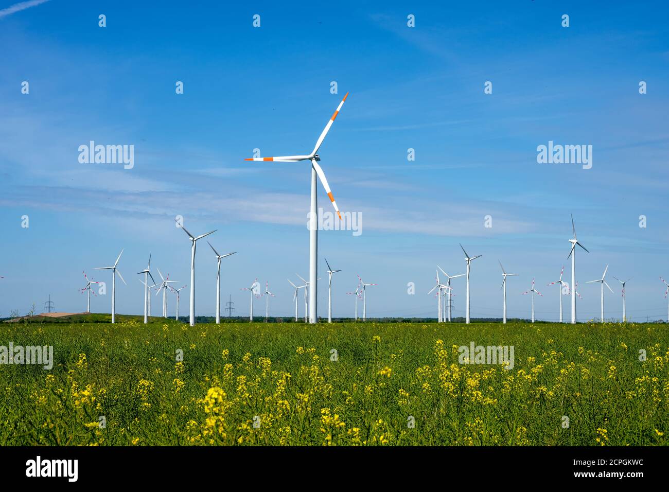 Moderne Windkraftanlagen an einem sonnigen Tag gesehen in Deutschland Stockfoto