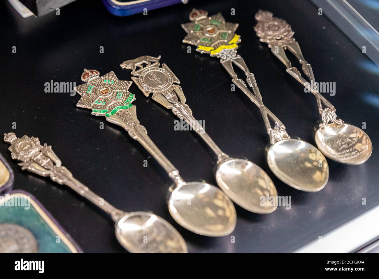 Aldershot, Großbritannien - 5. September 2020: Eine Reihe von Silber und Messing zeremoniellen militärischen Löffeln auf dem Display in Armee-Museum Stockfoto