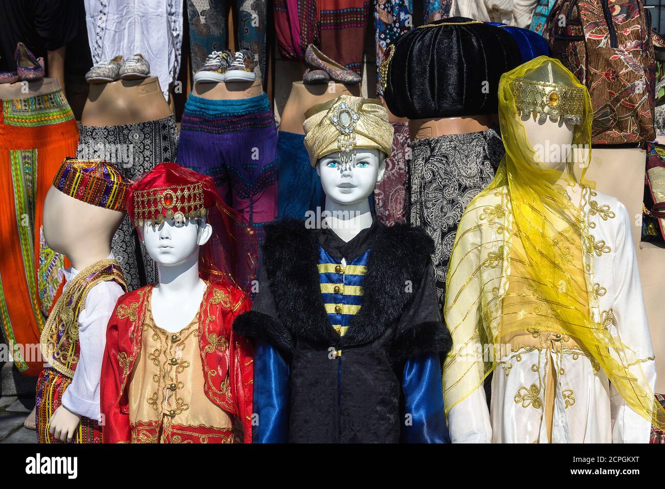 Türkei, Istanbul, Sultanahmet, Basar, festliche Kleidung Stockfoto